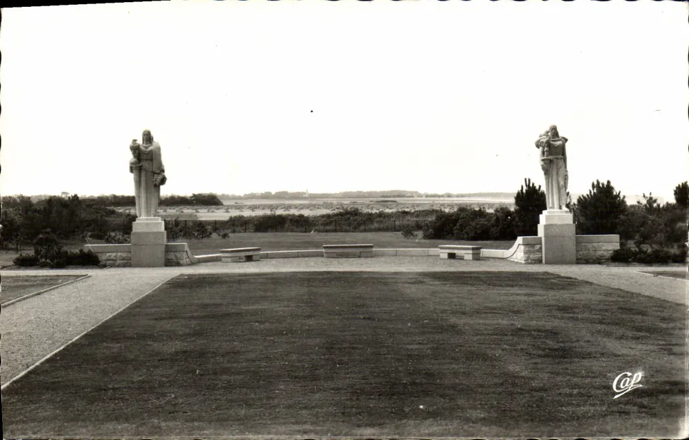 Colleville - Statuen des amerikanischen Friedhofes — errichtet von: The American Battle Monuments Commission - Vorderseite