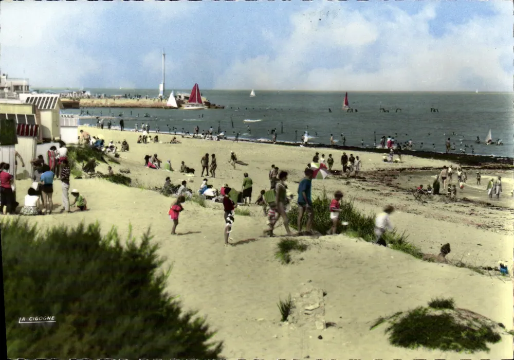 COURSEULLES-SUR-MER — La playa y la salida del puerto — Ediciones 'La Cigogne' - Anverso