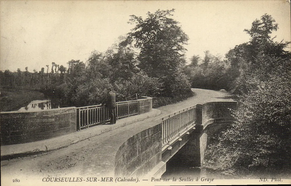 COURSEULLES-SUR-MER (Calvados) — Ponte sobre a Seulle em Graye - Frente