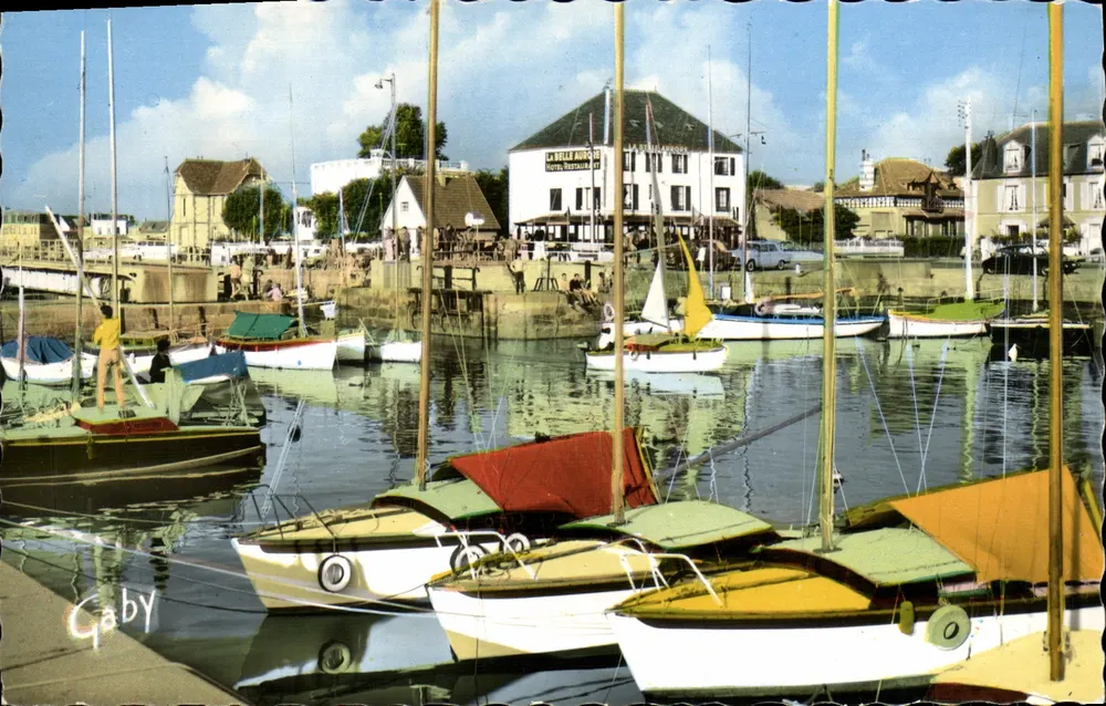 O Portos de Courseulles-sur-Mer — vista do porto com barcos — Edições Gaby, Nantes - Frente