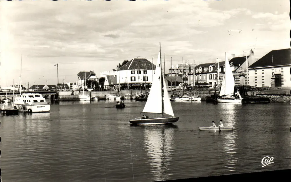 COURSEULLES-SUR-MER — Der Hafen und die Segelboote — Cap - Vorderseite
