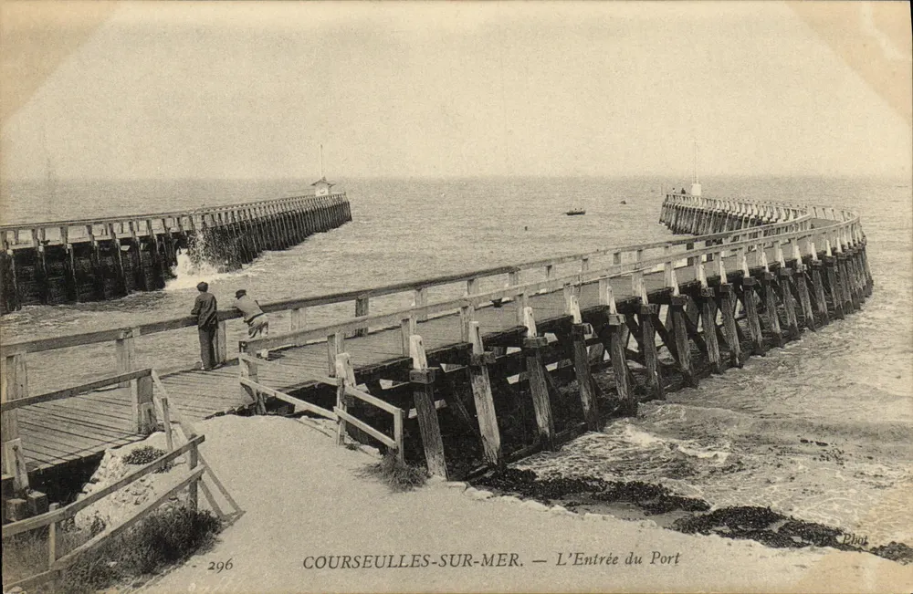 COURSEULLES-SUR-MER — Vista de la entrada del puerto — Fot. 296 - Anverso