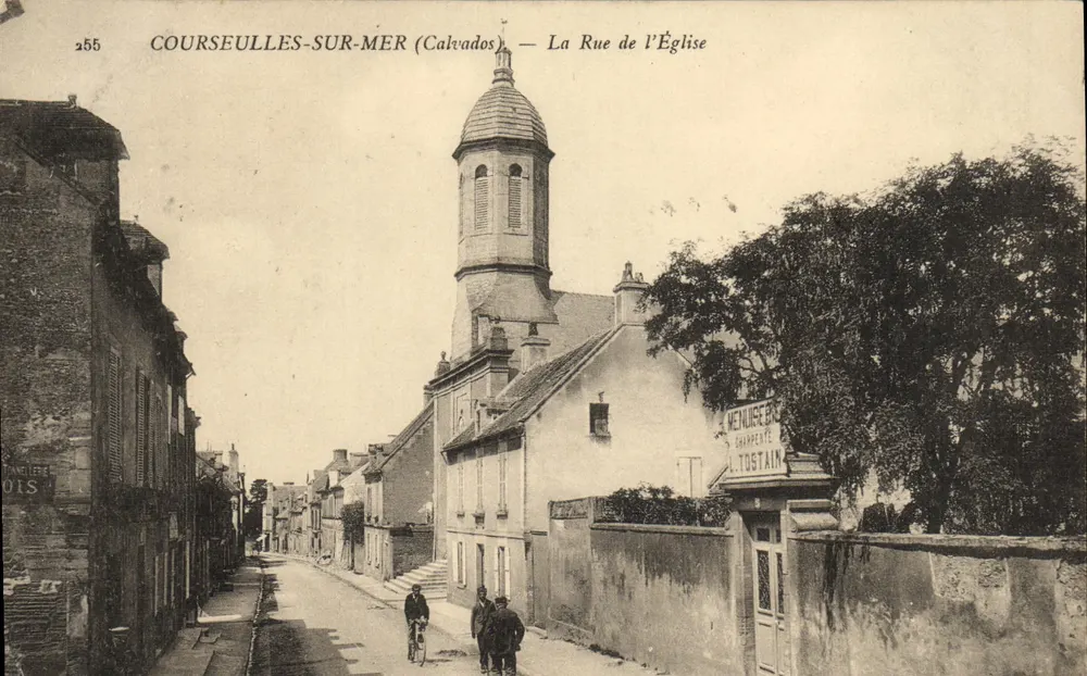 COURSEULLES-SUR-MER (Calvados) — Straße der Kirche — Verlag L. TOSTAIN, Nr. 255 - Vorderseite