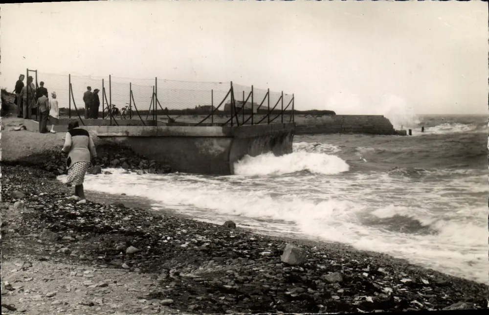 COURSEULLES-sur-MER (Calvados) — Efekt fal przy pełni — Wydawnictwo J.F. MELIERC - Awers