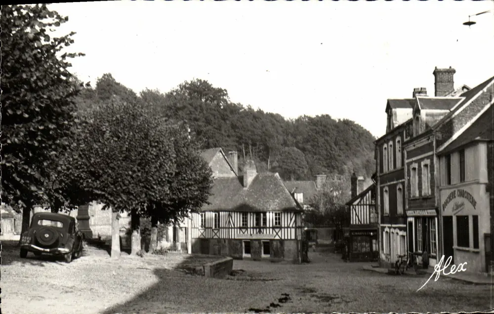 Courtonne-la-Ville — vue de la place avec maison à colombages et voiture d'époque — éditeur Alex - Recto