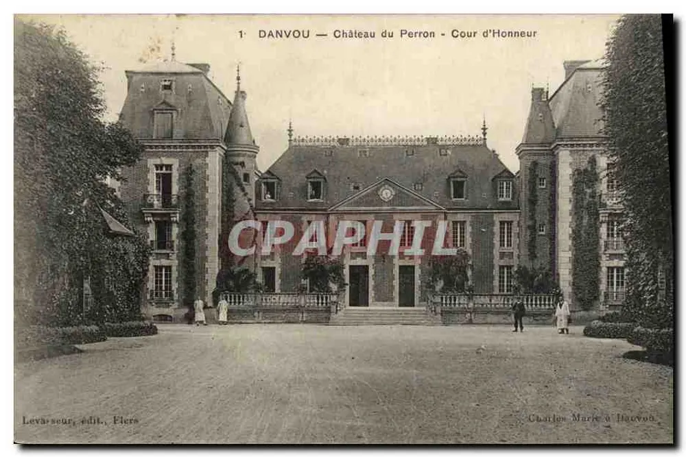 Danvou — Château du Perron - Cour d'Honneur — Levâ-seur, éd., Fiers - Voorkant