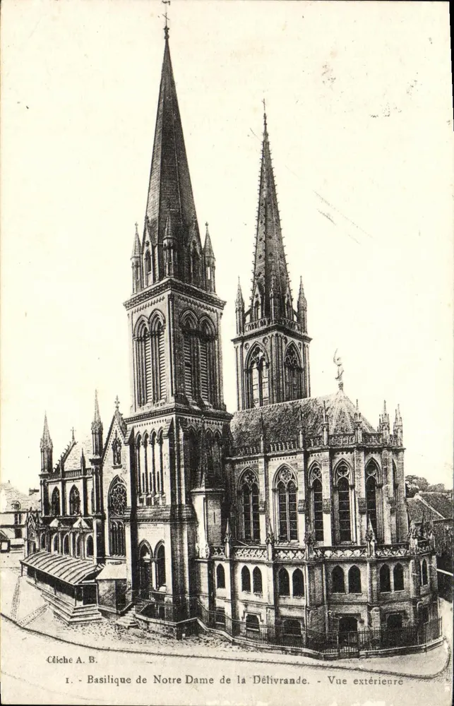 Basilika Notre-Dame de la Délivrande — Außenansicht — Cliché A. B. - Vorderseite