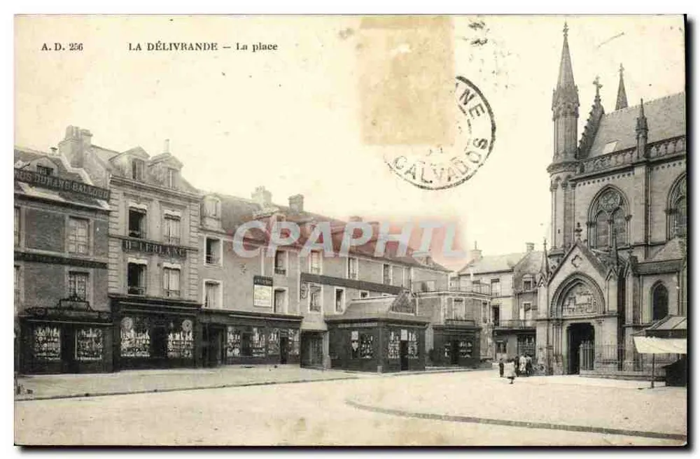 La Délivrande — A praça — A. D. 256 — Editor A. Dubose, Calvados - Frente