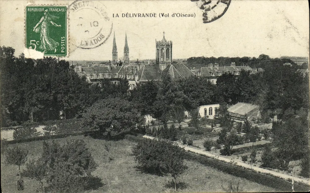 La Délivrande (Vol d'Oiseau) — vista panorâmica com igreja e jardins — editor não visível - Frente