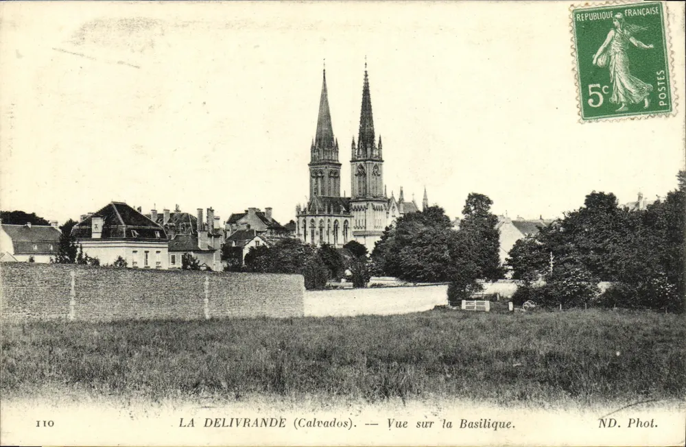 LA DELIVRANDE (Calvados) — Vista da Basílica. — ND. Fot. - Frente