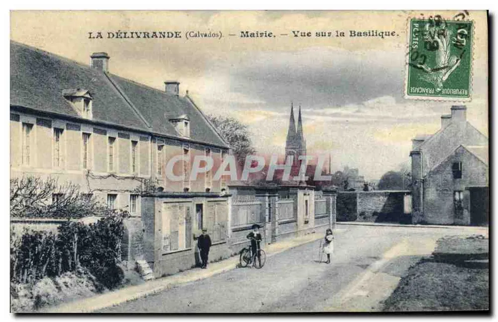 La Délivrande (Calvados) — Rathaus — Ansicht der Basilika. - Vorderseite