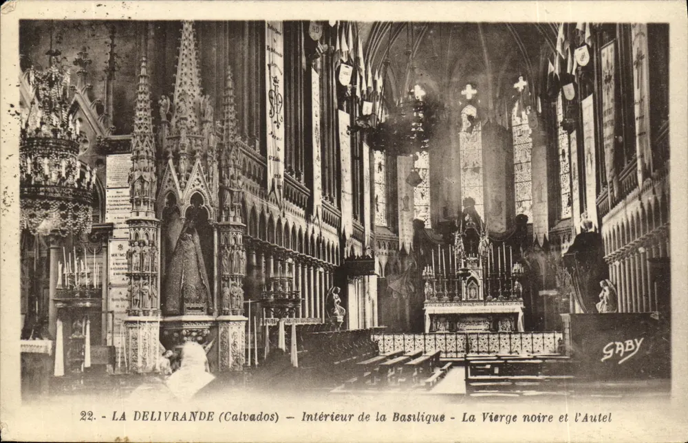 La Delivrande (Calvados) — Innenansicht der Basilika — Die Schwarze Jungfrau und der Altar — SABY - Vorderseite