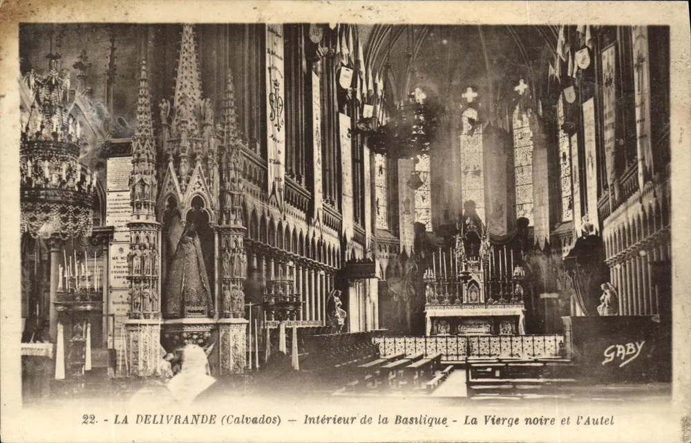 La Delivrande (Calvados) — Innenansicht der Basilika — Die Schwarze Jungfrau und der Altar - Vorderseite