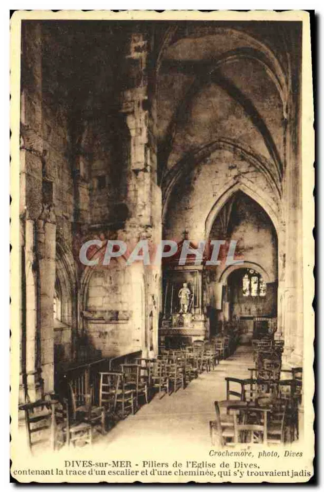 Dives-sur-Mer - Säulen der Kirche von Dives, mit Spuren einer Treppe und eines Kamin, die einst dort waren — Crochemore, Foto, Dives - Vorderseite