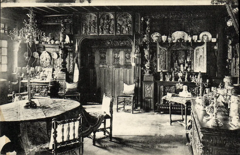 Saal der Marmousets — Ostellerie des Schlosses Le-Conquérant — Dives-sur-Mer - Vorderseite