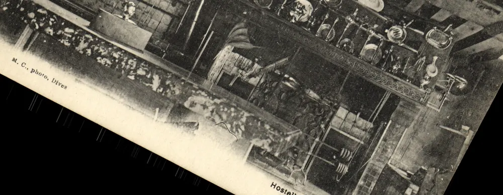 Innenraum eines Hotels — Hostellerie — M. C., Foto. Dives - Vorderseite