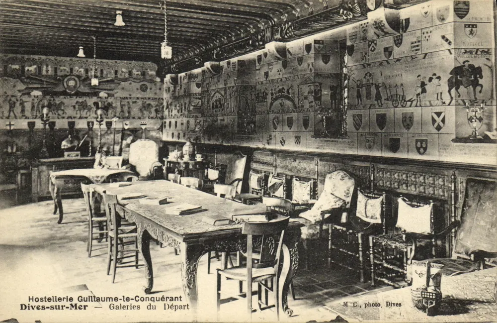 Hostellerie Guillaume-le-Conquérant — Galeries du Départ — M.C., Foto, Dives-sur-Mer - Vorderseite
