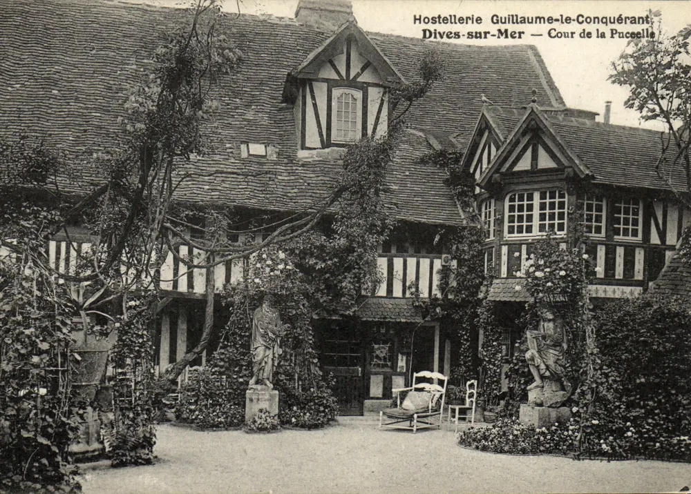 Hostellerie Guillaume-le-Conquérant — Dives-sur-Mer — Cour de la Puceelle - Vorderseite