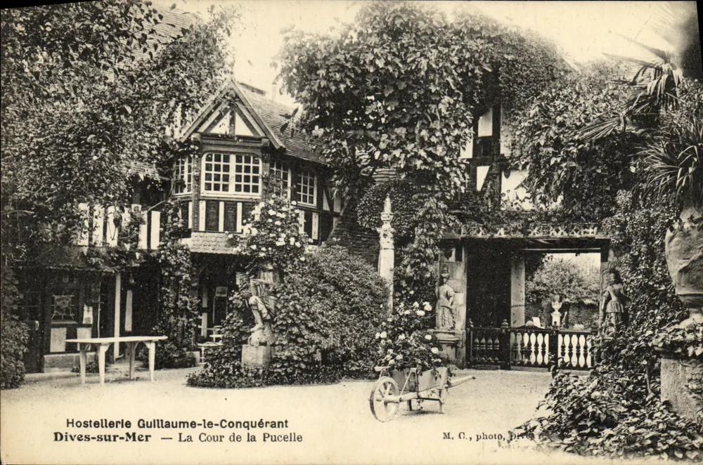 Dives-sur-Mer — Cour der Jungfrau — Hostellerie Guillaume-le-Conquérant - Vorderseite