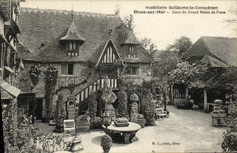 Hostellerie Guillaume-le-Conquérant — Dives-sur-Mer — Cour du Grand Relais de Poste — M. C., photo, Dives - Vorderseite