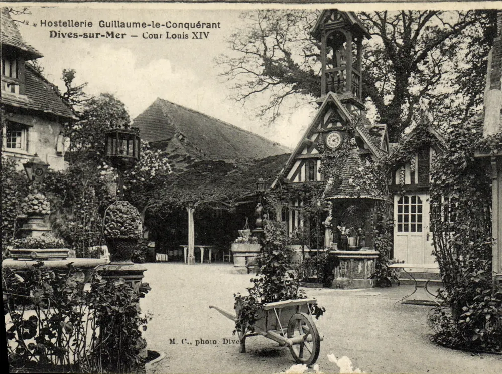 Hostellerie Guillaume-le-Conquérant — Dives-sur-Mer — Cour Louis XIV — M. C., photo Dive - Vorderseite
