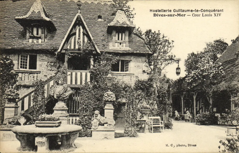 Hostellerie Guillaume-le-Conquérant — Dives-sur-Mer — Cour Louis XIV — M. C., photo, Dives - Vorderseite