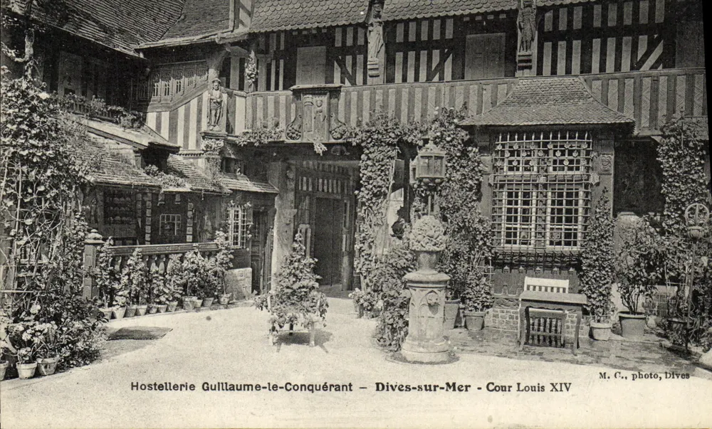 Hostellerie Guillaume-le-Conquérant — Dives-sur-Mer — Cour Louis XIV — M. C., photo, Dives - Vorderseite