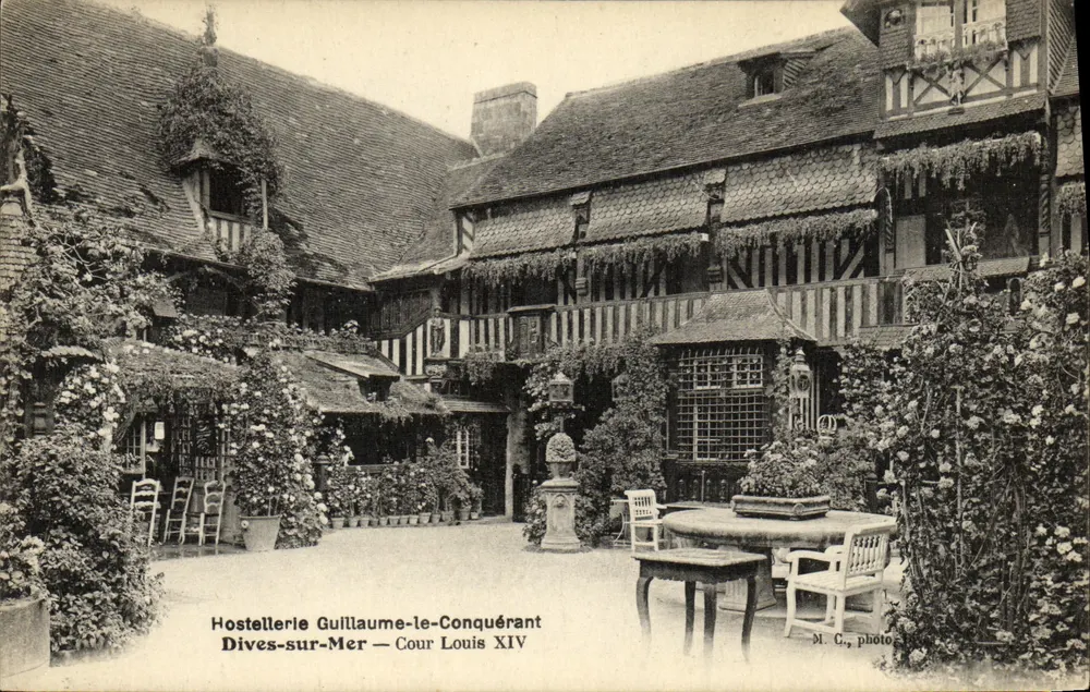 Hostellerie Guillaume-le-Conquérant — Dives-sur-Mer — Cour Louis XIV — M. G., photo - Vorderseite
