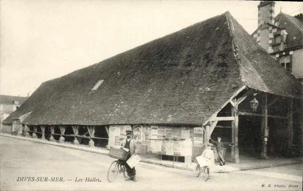Dives-sur-Mer — Les Halles — M. C. Photo, Dives - Frente