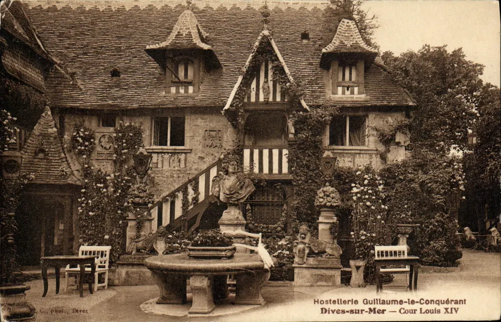 Hostellerie Guillaume-le-Conquérant — Cour Louis XIV — Dives-sur-Mer - Vorderseite