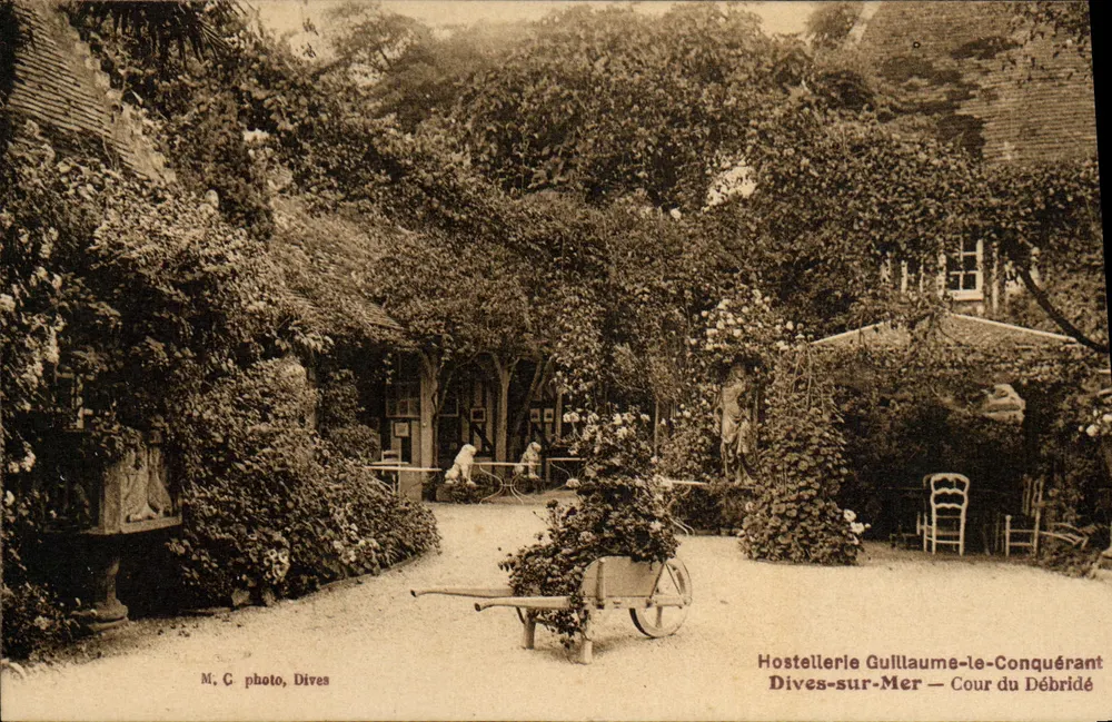Ostello Guillaume-le-Conquérant — Cortile del Débridé — Dives-sur-Mer - Recto