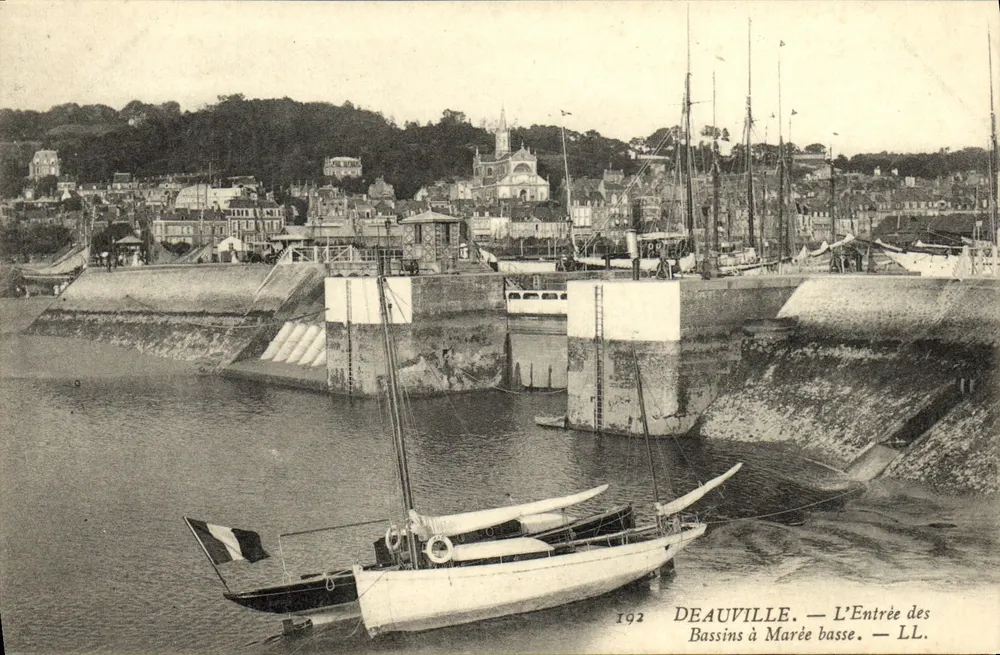 Deauville — Die Einfahrt zu den Becken bei Ebbe — LL. — 192 - Vorderseite