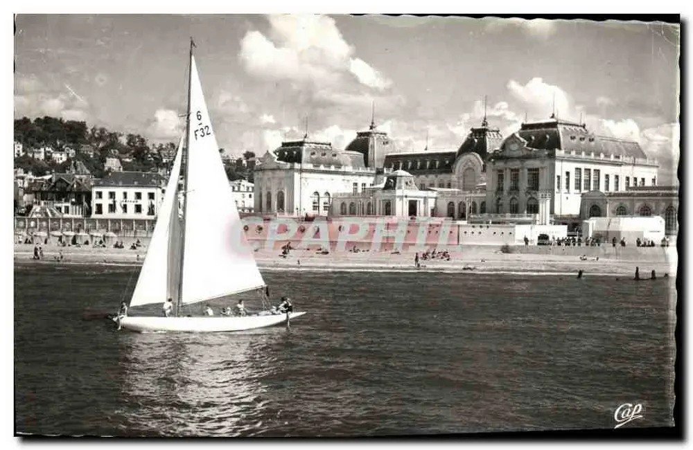 Deauville — Barco a vela no mar e o Casino de Trouville — Cap - Frente