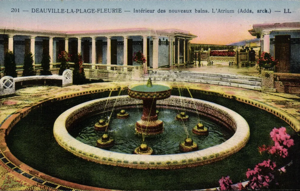 Deauville-La-Plage-Fleurie — Innenraum der neuen Bäder. Das Atrium (Adda, arch.) — LL - Vorderseite