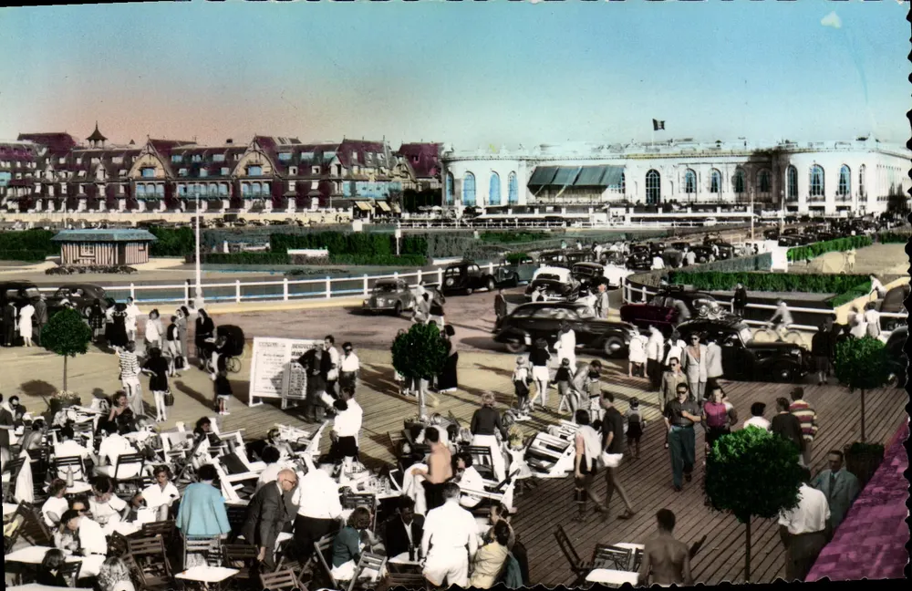 Deauville - Blühende Strandpromenade — Das Casino und das Normandy — REAL-PHOTO PARIS - Vorderseite