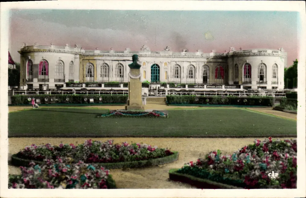 Das Casino von Deauville — Ansicht des Gartens mit Büste — Verlag C.A.P. Nr. (49) - Vorderseite