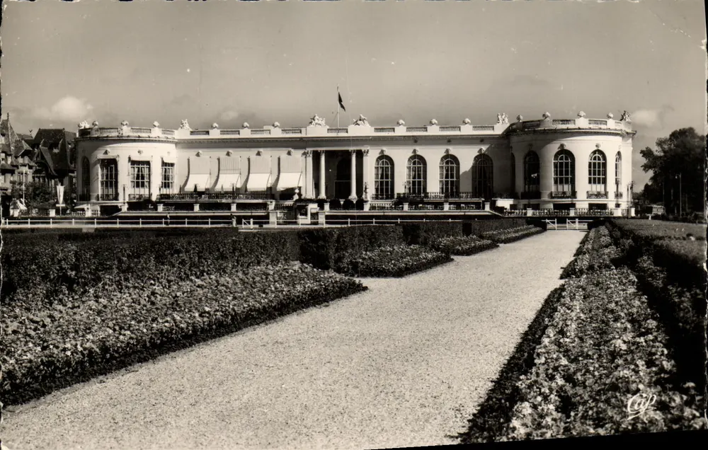 Deauville - Blühende Strandpromenade — Das Casino und der Garten — Réal-Photo - Vorderseite