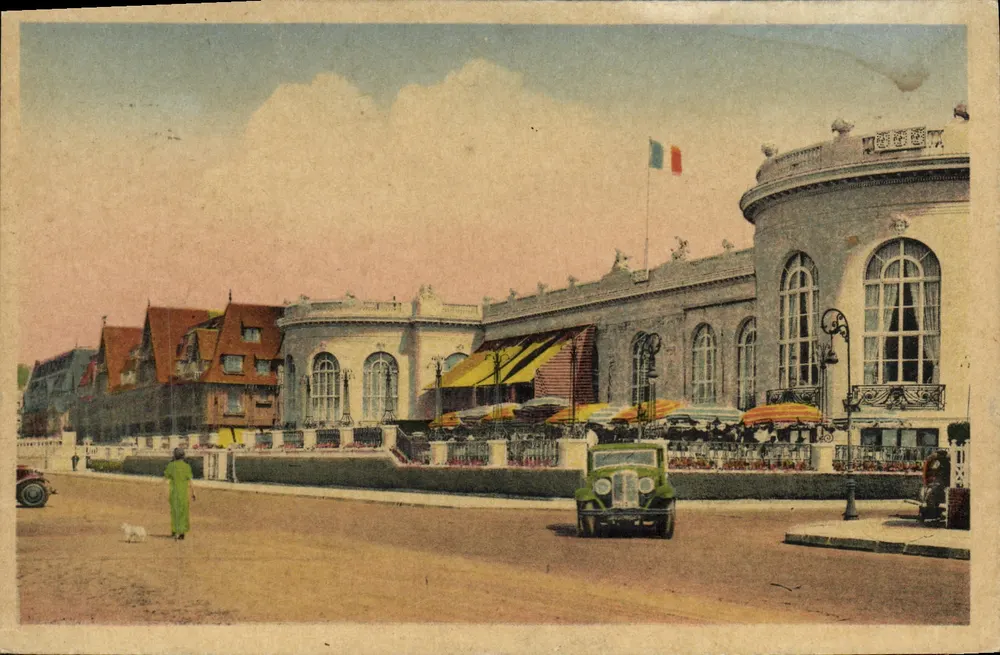 Deauville - Der blühende Strand — Casino (G. Wybo, Arch.) und Hotel Normandy (Théo Petit, Arch.) — Antike Ansichtskarte 819 - Vorderseite