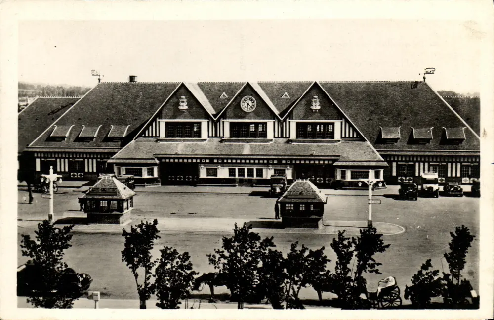 Deauville, der Bahnhofsplatz — Der Platz der Republik — Edition La Cicogne - Vorderseite