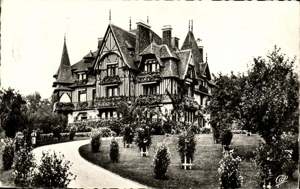 Holzrahmen-Schloss — Blick auf das Anwesen — Réal-Photo - Vorderseite