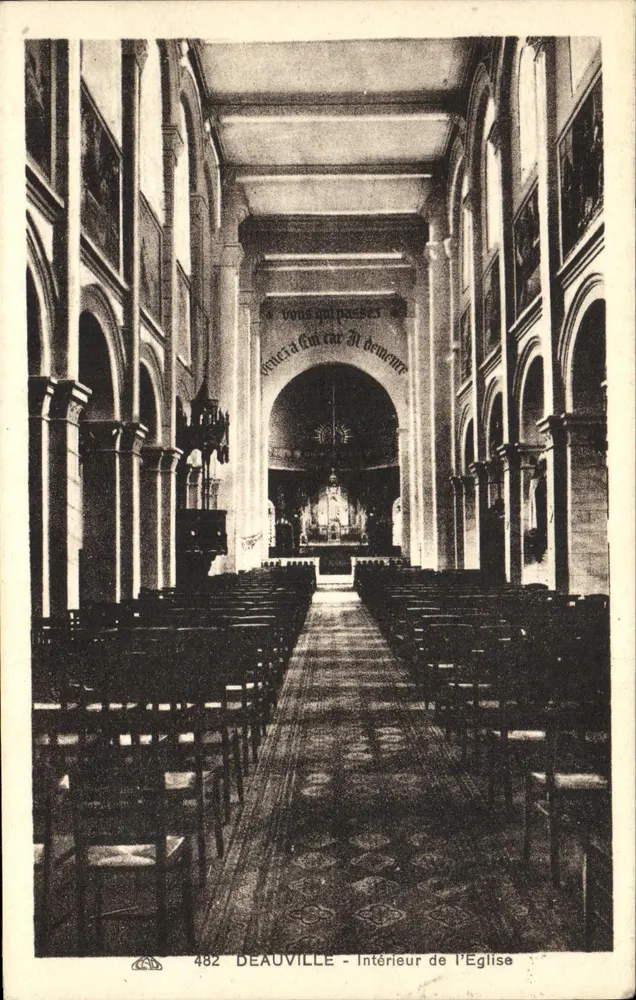 Deauville — Interior da Igreja — Editor anônimo, n° 482 - Frente