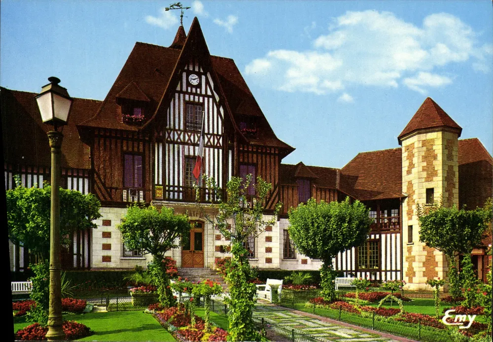 Deauville (Calvados) — Das Rathaus und das Tourismusbüro — Emy - Vorderseite