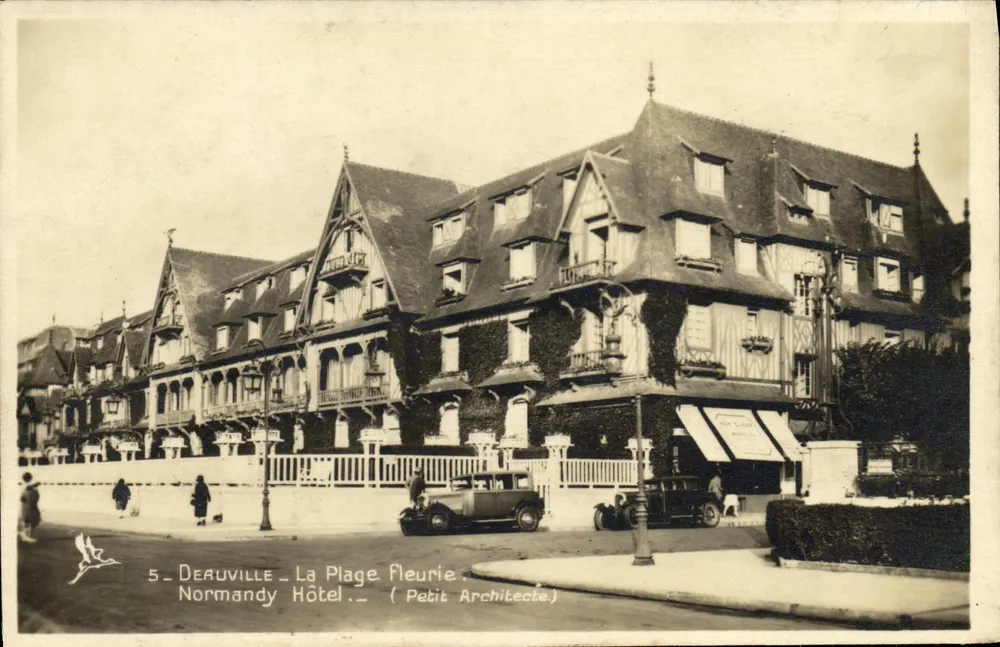 Deauville - Die blühende Strandpromenade - Normandischer Hotel — (Petit Architecte) - Vorderseite