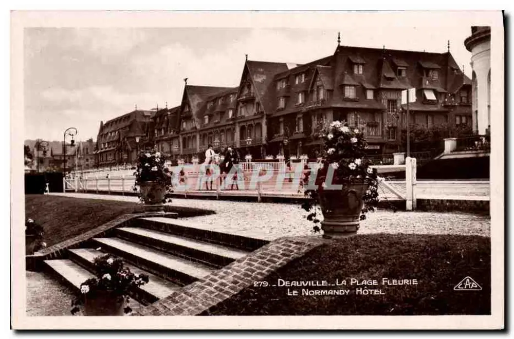 Deauville - Die blühende Strandpromenade - Das Normandy Hotel - Vorderseite