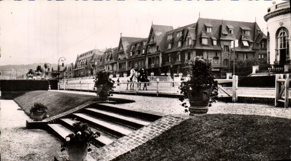 Deauville — Blühende Strände und das Hotel Normandy — Theo Petit, Architekt — Verlag Réal-Photo - Vorderseite