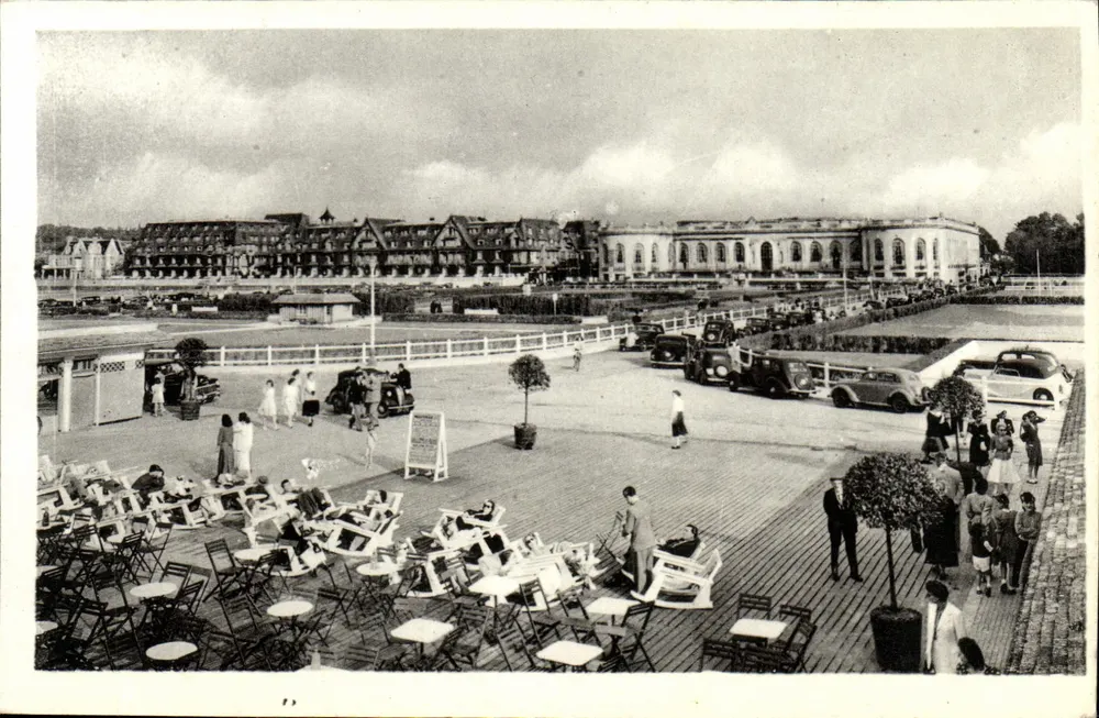 Deauville-Strand in Blüte — Aussicht auf die Normandie und das Kasino — Arts Photomécaniques, Paris - Straßburg - Vorderseite