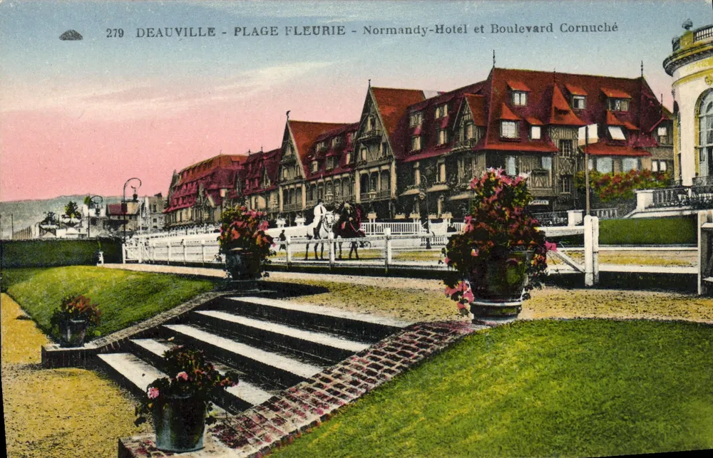 Deauville - Blühende Strandpromenade - Normandy-Hotel und Boulevard Cornuché - Vorderseite