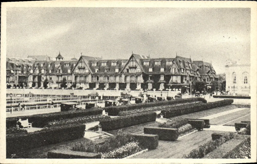 Deauville — Ansicht der Gebäude und des Gartens — Le Normandy Hôtel, Ausgabe A 18 - Vorderseite