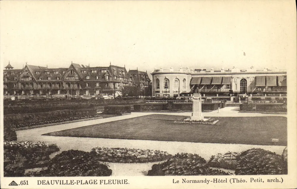 Deauville-Strand in Blüte — Das Normandy-Hotel (Theo. Petit, Architekt) - Vorderseite