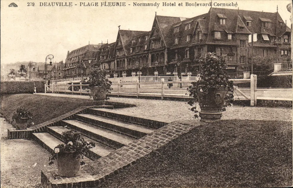 Deauville - Blütenstrand - Normandy Hotel und Boulevard Cornuché - Vorderseite